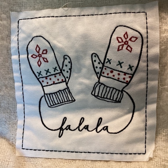 NEW Rae Dunn FA LA LA MITTEN FAUX MOHAIR 50X60 THROW WITH PATCH - Picture 2 of 6